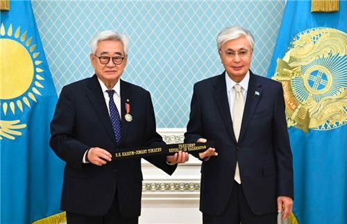 조정원 WT 총재(왼쪽)가 토카예프 카자흐스탄 대통령에게 검정 띠를 수여하고 있다.