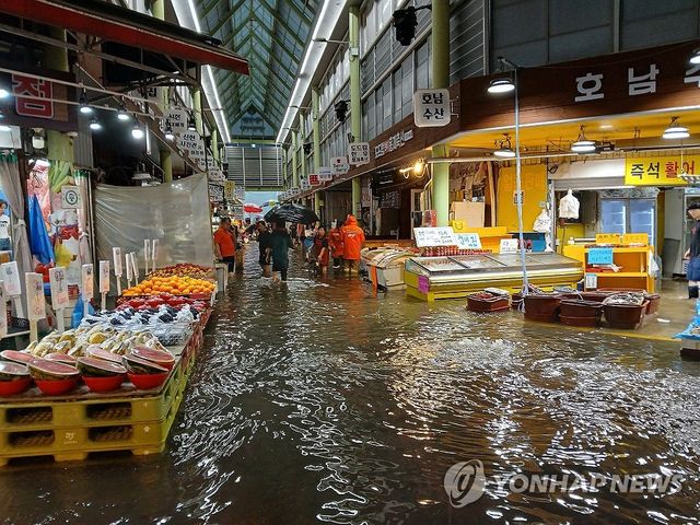 폭우로 침수된 시장