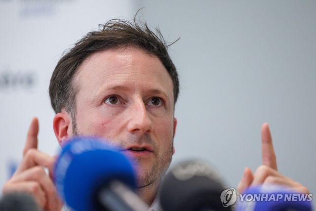 기자회견하는 벨기에 브뤼셀 검사장