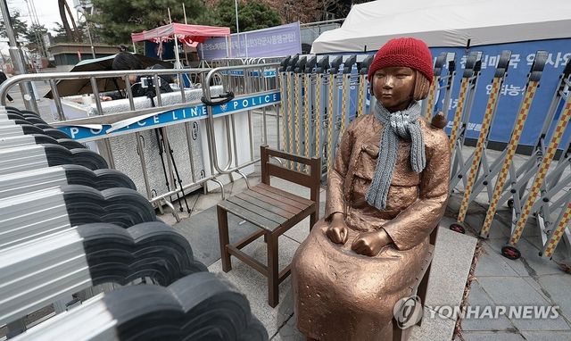 꿋꿋이 자리 지키는 소녀상