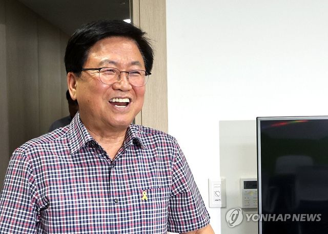 웃음 짓는 최교진 교육부 장관 후보자