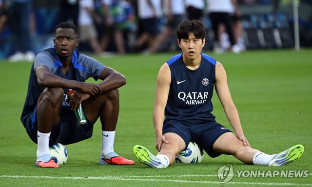 훈련 중 앉아 있는 이강인