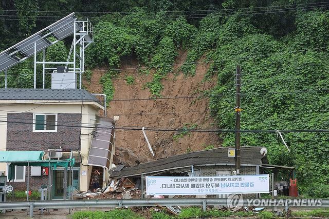 아물지 않은 상처에 다시 내리는 비