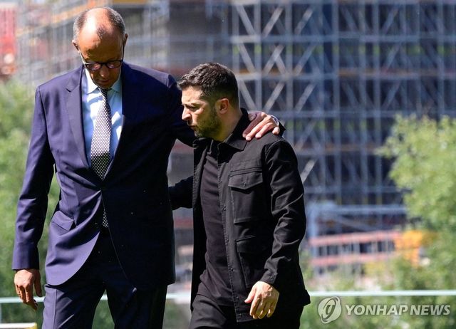 프리드리히 메르츠 독일 총리(왼쪽)와 볼로디미르 젤렌스키 우크라이나 대통령