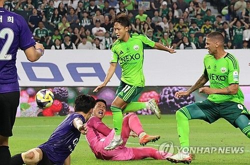 지난 8일 전북 현대와 FC안양의 경기에서 결승골 넣는 전북 이승우(가운데)
