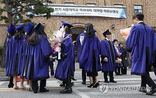 격세지감…어느덧 의대 절반가량이 여성