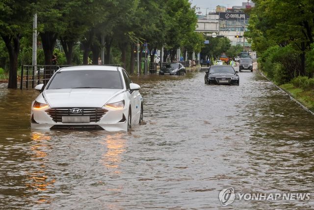 침수된 능곡역 부근 도로