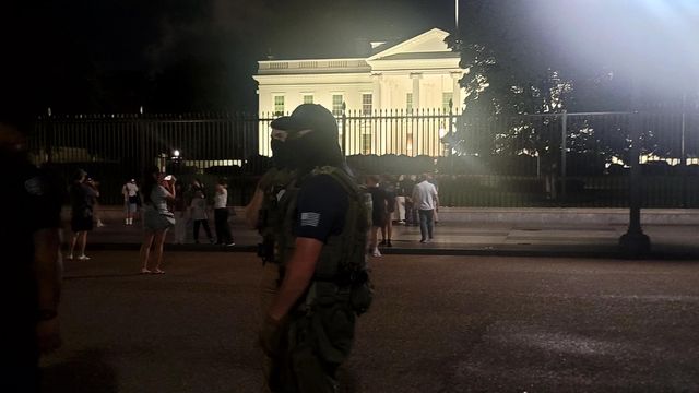 13일(현지시간) 밤 백악관 앞의 법집행 요원들