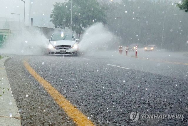 물살 가르며 달리는 차량