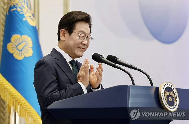 독립유공자 후손 및 참석자 향한 박수