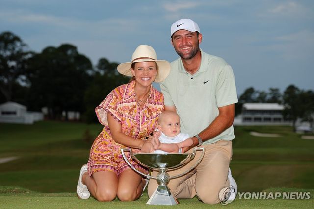 2024년 투어 챔피언십 우승자 스코티 셰플러(오른쪽)와 가족들. 