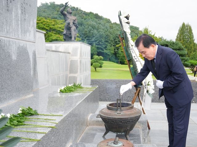 천안 국립 망향의동산 찾은 김지철 충남교육감