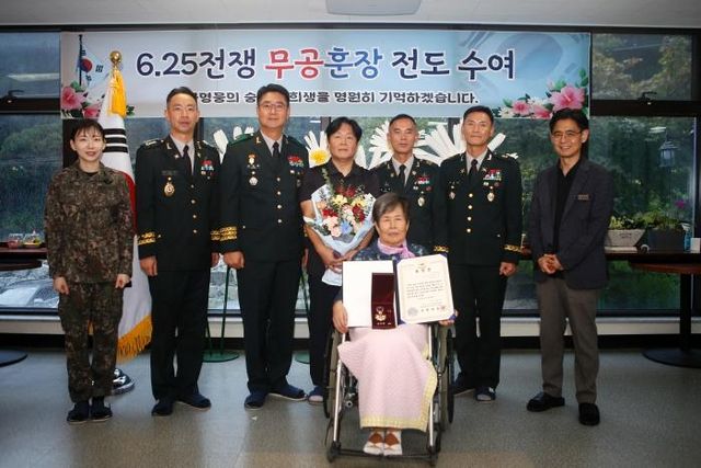 육군 2군단, 6·25전쟁 참전용사 유가족에 '화랑무공훈장' 전수