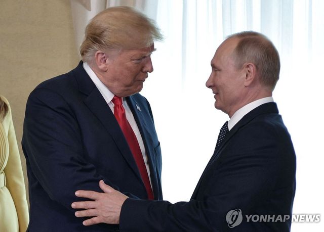 도널드 트럼프 미국 대통령과 블라디미르 푸틴 러시아 대통령이 지난 2018년 7월 16일(현지시간) 핀란드 헬싱키에서 정상회담을 앞두고 악수를 하고 있다. [AFP=연합뉴스 자료사진]