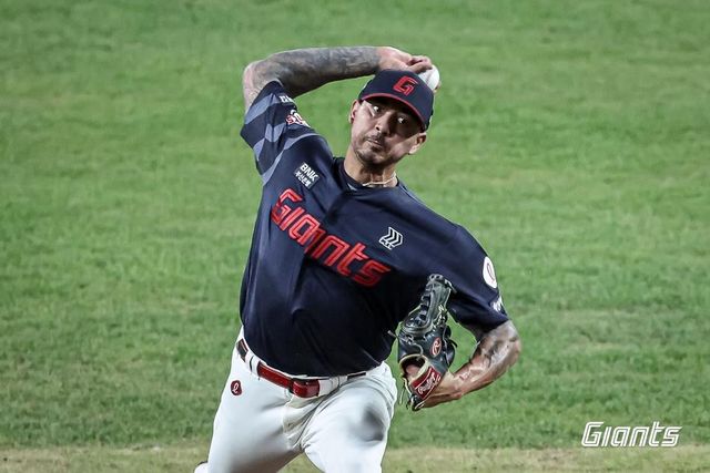 KBO리그 데뷔전에서 3이닝 5실점 한 롯데 벨라스케즈