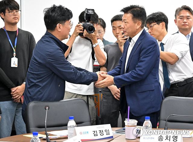 악수하는 김영훈 장관과 송치영 포스코이앤씨 대표