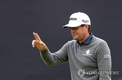 그린을 읽는 키건 브래들리.