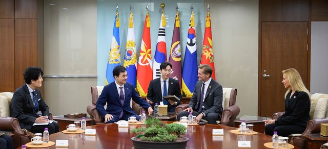 안규백 국방부 장관, 방한 美하원의원들과 면담