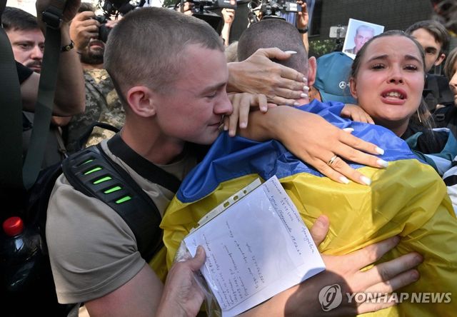 우크라이나로 돌아온 전쟁포로와 반기는 친지들