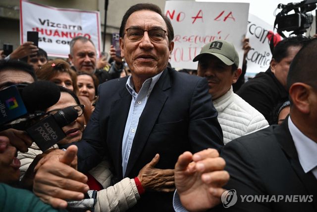 지난 6월 취재진에 둘러싸인 마르틴 비스카라 전 페루 대통령