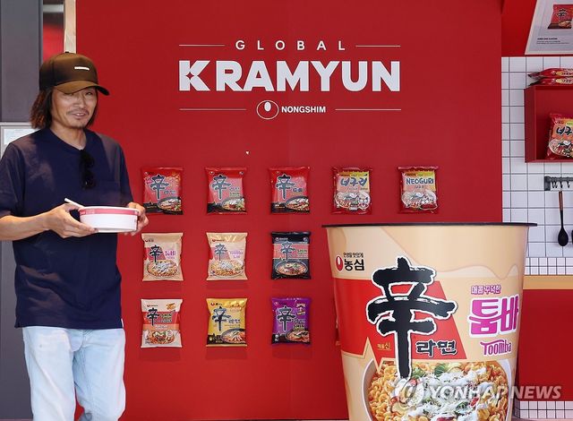 농심, 한강버스 여의도·잠실 선착장에 '너구리의 라면가게'