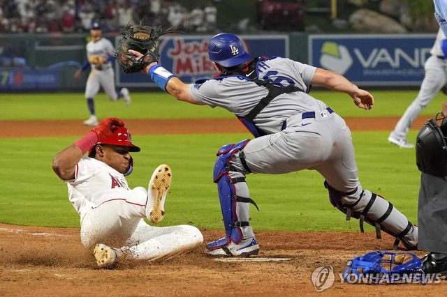 로건 오하프의 적시타 때 역전에 성공한 에인절스