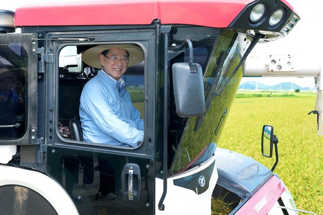 콤바인 운전하는 김영록 전남지사