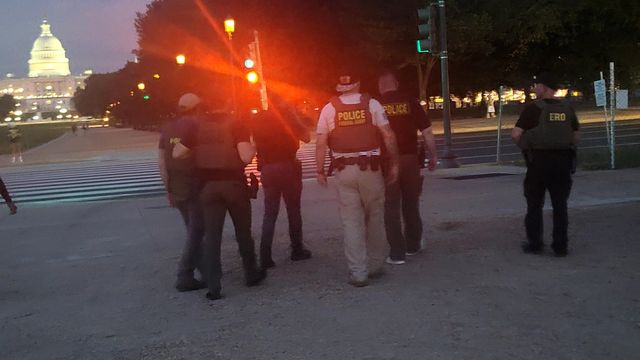 워싱턴DC 내셔널몰에서 순찰하는 경찰요원들