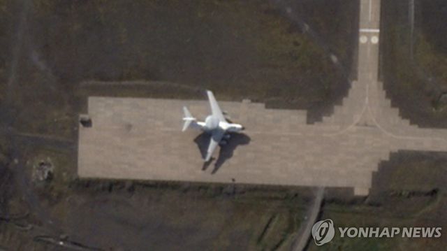 위성사진이 포착한 러시아 로가체보 군 비행장의 항공기 모습