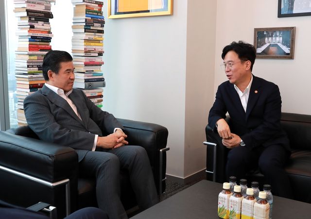 비공개 간담회서 이야기를 나누는 제임스 김 암참 회장 겸 대표이사와 김영훈 고용노동부장관