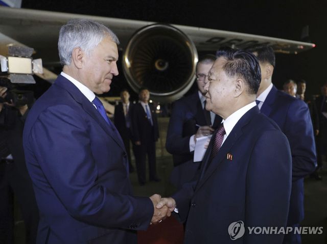 평양 공항에서 최룡해 노동당 비서와 악수하는 바체슬라프 러 하원의장