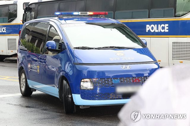 구속된 김건희, 호송차 타고 특검 조사 출석