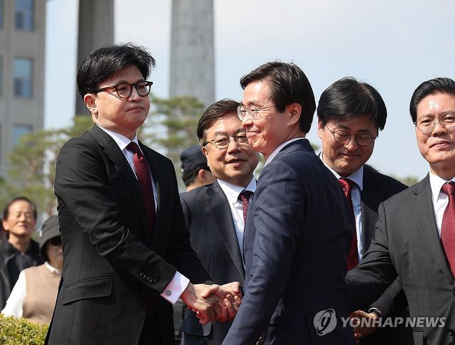 조경태 의원과 악수하는 한동훈