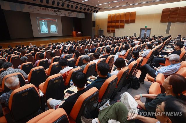유홍준 국립중앙박물관장 특강에 가득 찬 강연장