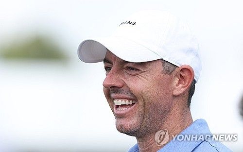연습 라운드 도중 활짝 웃는 매킬로이.