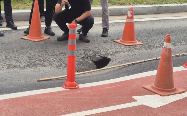 서울 은평구 연신내역 인근 도로 포트홀 