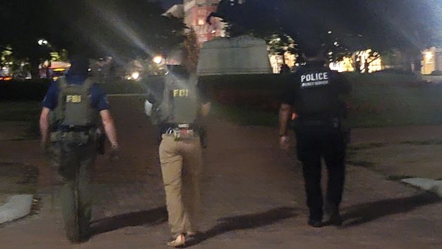13일(현지시간) 백악관 앞 공원에서 순찰하는 FBI 요원들