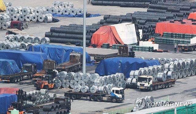 평택항에 쌓여 있는 철강 제품