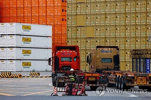 중국 항만의 컨테이너들