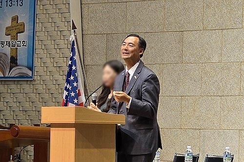 설교하는 모스 탄