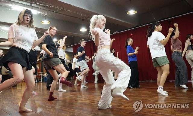 K-POP 댄스 배우는 외국인 대학생들
