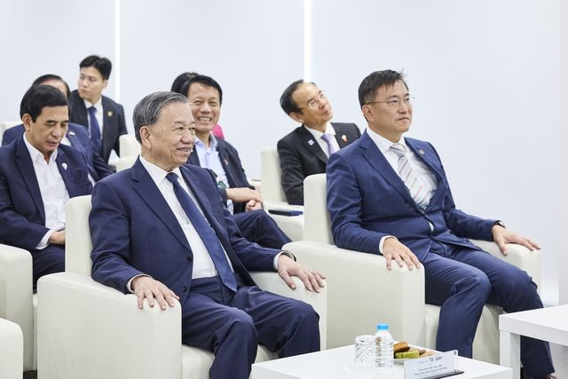 지난 13일 또 럼 베트남 당서기장(왼쪽에서 두번째)과 김남정 동원그룹 회장(가장 오른쪽)이 동원글로벌터미널부산 현장을 방문했다.[동원그룹 제공]