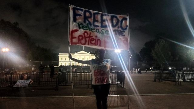 13일(현지시간) 백악관 앞에서 반트럼프 구호 든 시민