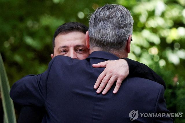 14일(현지시간) 다우닝가 10번지 앞에서 포옹하는 젤렌스키 대통령과 스타머 총리