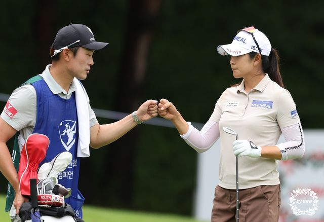 캐디와 주먹을 부딪치는 김아림.