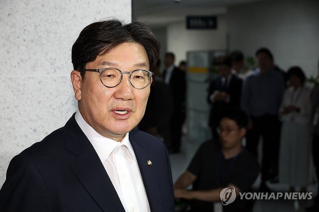 취재진 앞 압수수색 관련 발언하는 권성동 의원