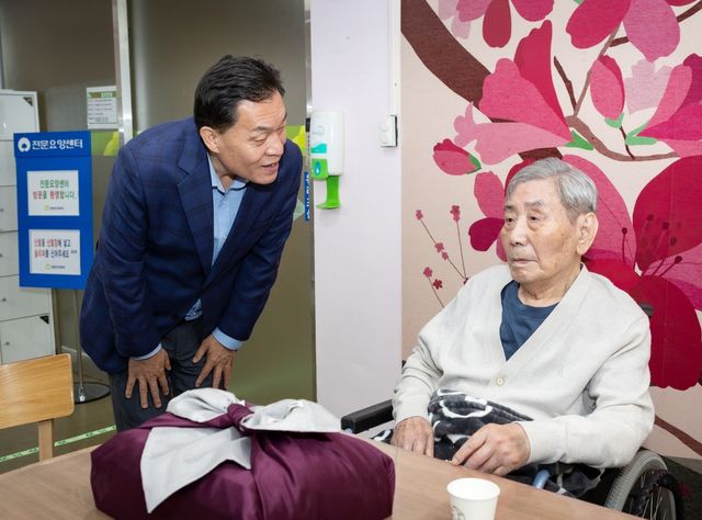 오성규 애국지사 위문하는 이재준(왼쪽) 시장