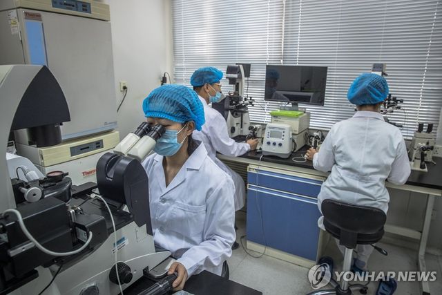 베이징의 중국과학원 내 한 실험실에서 실험하는 연구자들.