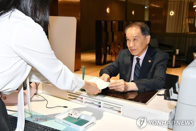 대한민국만세 80주년 적금 통장 받아드는 양준영 광복회 대전광역시지부장