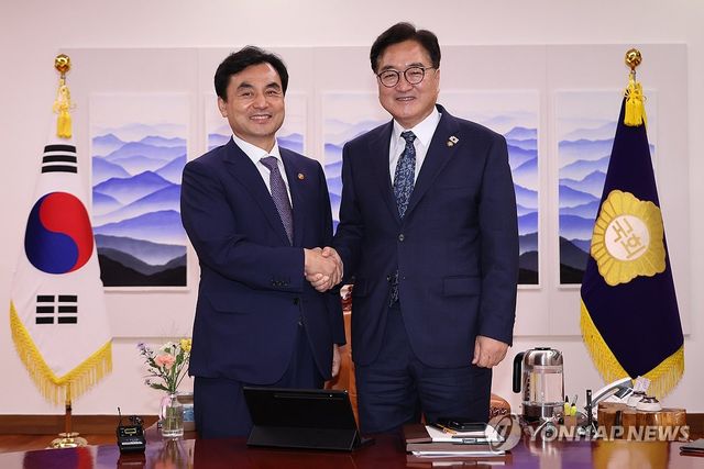 안규백 국방장관과 악수하는 우원식 국회의장